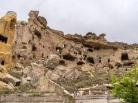 Durch ein Erdbeben 1963 zerstörter Burgberg mit Höhlenwohnungen in Çavuşin